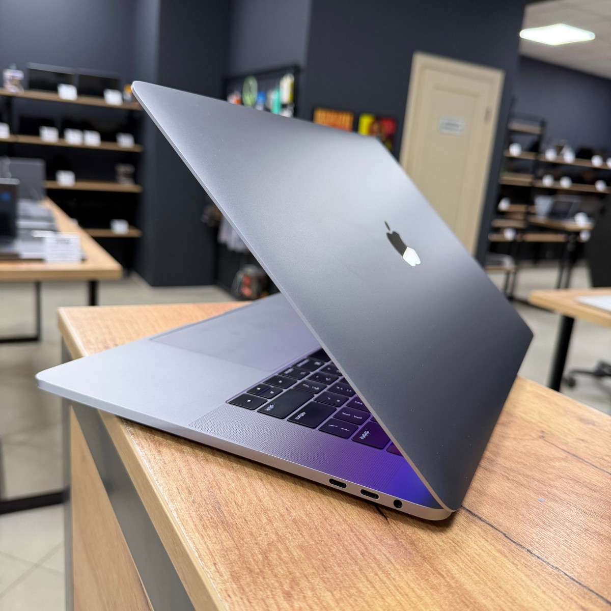Ноутбук Apple MacBook Pro 15" A1707 (2017), Touch Bar/ 15.4” (2880×1800) Retina, IPS/ Intel Core i7 (4 ядра/ 8 потоків)/ AMD Radeon Pro 555 (на 2 GB)/ 16 GB/ 256 GB SSD (Б\В) Ноутбук Apple MacBook Pro 15" A1707 (2017), Touch Bar/ 15.4” (2880×1800) Retina, IPS/ Intel Core i7 (4 ядра/ 8 потоків)/ AMD Radeon Pro 555 (на 2 GB)/ 16 GB/ 256 GB SSD (Б\В)