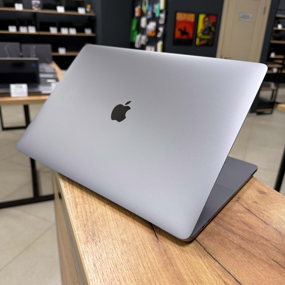 Ноутбук Apple MacBook Pro 15" A1707 (2017), Touch Bar/ 15.4” (2880×1800) Retina, IPS/ Intel Core i7 (4 ядра/ 8 потоків)/ AMD Radeon Pro 555 (на 2 GB)/ 16 GB/ 256 GB SSD (Б\В) Ноутбук Apple MacBook Pro 15" A1707 (2017), Touch Bar/ 15.4” (2880×1800) Retina, IPS/ Intel Core i7 (4 ядра/ 8 потоків)/ AMD Radeon Pro 555 (на 2 GB)/ 16 GB/ 256 GB SSD (Б\В)