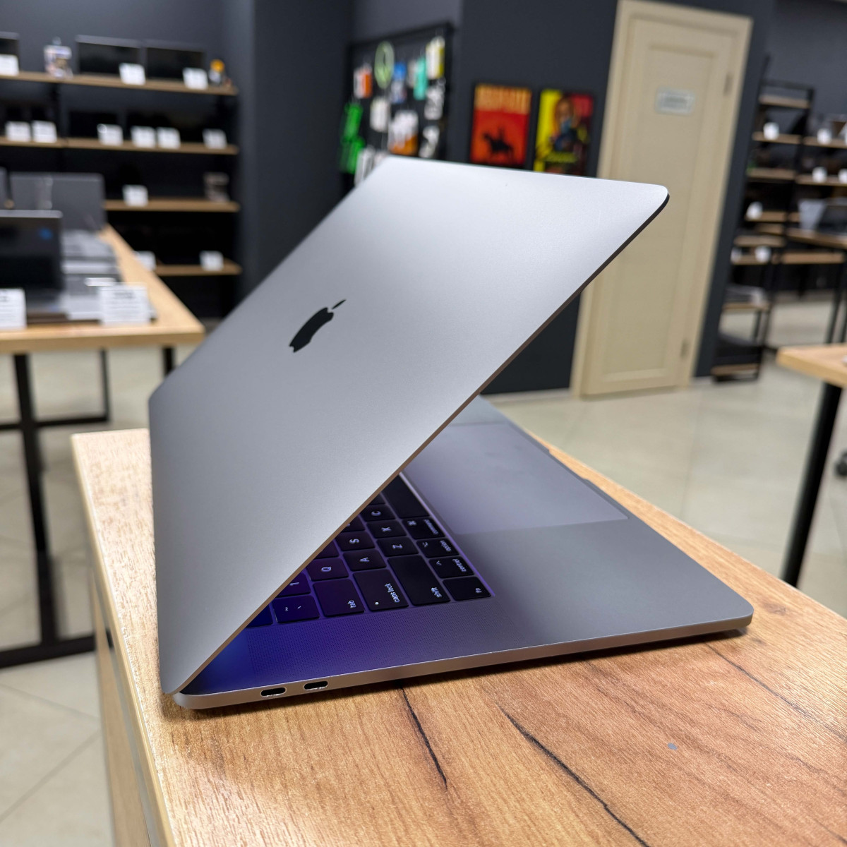 Ноутбук Apple MacBook Pro 15" A1707 (2017), Touch Bar/ 15.4” (2880×1800) Retina, IPS/ Intel Core i7 (4 ядра/ 8 потоків)/ AMD Radeon Pro 555 (на 2 GB)/ 16 GB/ 256 GB SSD (Б\В) Ноутбук Apple MacBook Pro 15" A1707 (2017), Touch Bar/ 15.4” (2880×1800) Retina, IPS/ Intel Core i7 (4 ядра/ 8 потоків)/ AMD Radeon Pro 555 (на 2 GB)/ 16 GB/ 256 GB SSD (Б\В)