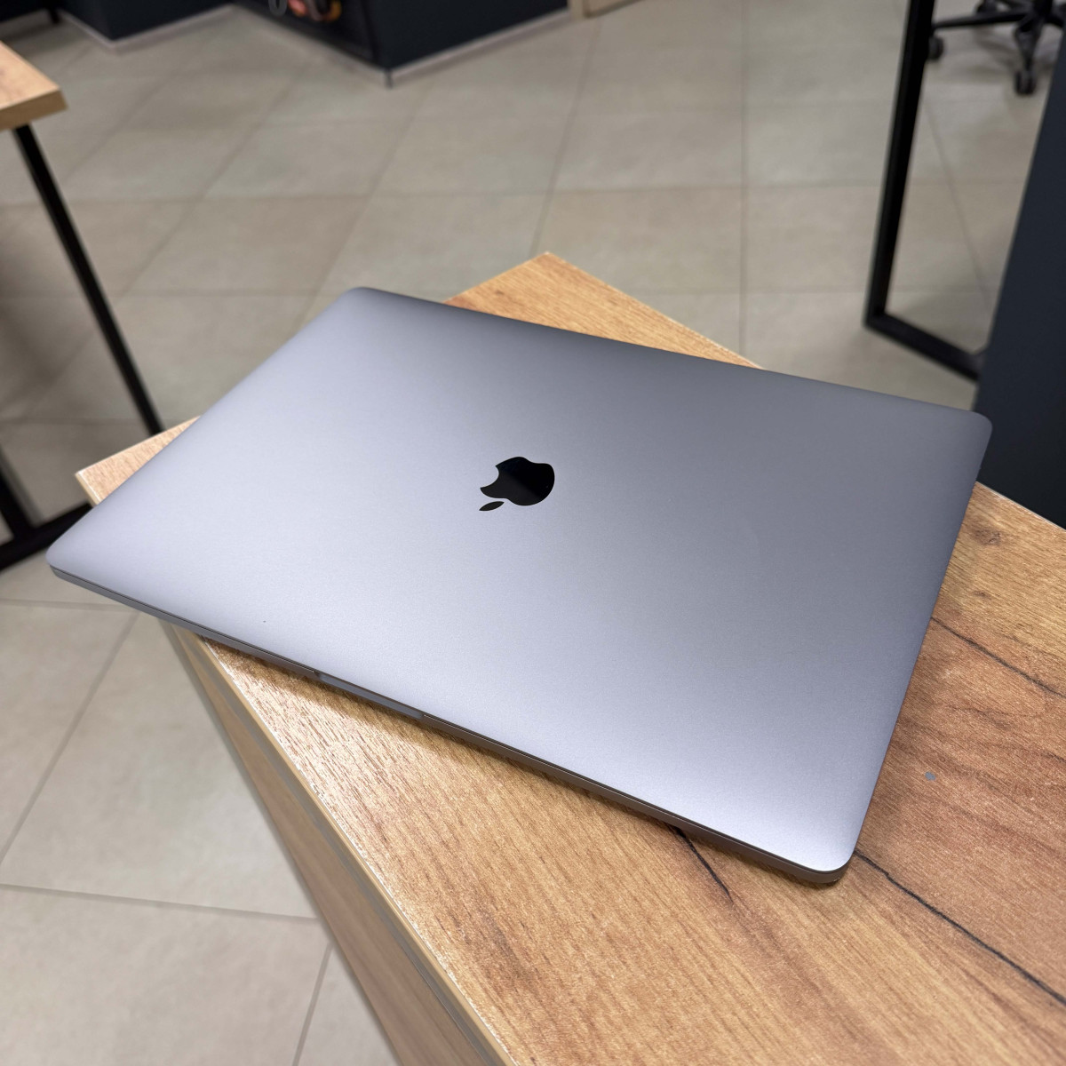Ноутбук Apple MacBook Pro 15" A1707 (2017), Touch Bar/ 15.4” (2880×1800) Retina, IPS/ Intel Core i7 (4 ядра/ 8 потоків)/ AMD Radeon Pro 555 (на 2 GB)/ 16 GB/ 256 GB SSD (Б\В) Ноутбук Apple MacBook Pro 15" A1707 (2017), Touch Bar/ 15.4” (2880×1800) Retina, IPS/ Intel Core i7 (4 ядра/ 8 потоків)/ AMD Radeon Pro 555 (на 2 GB)/ 16 GB/ 256 GB SSD (Б\В)