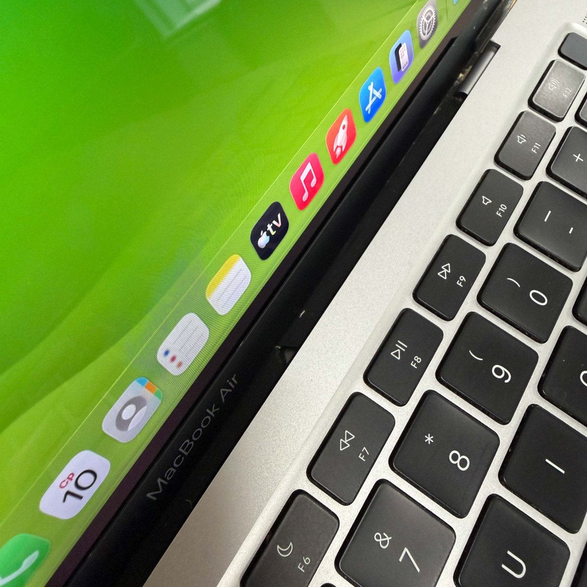 УЦІНКА! Ультрабук Apple A2337 MacBook Air (2020)/ 13.3" (2560×1600) Retina IPS/ Apple M1/ 8 GB/ 256 GB SSD (Б\В)