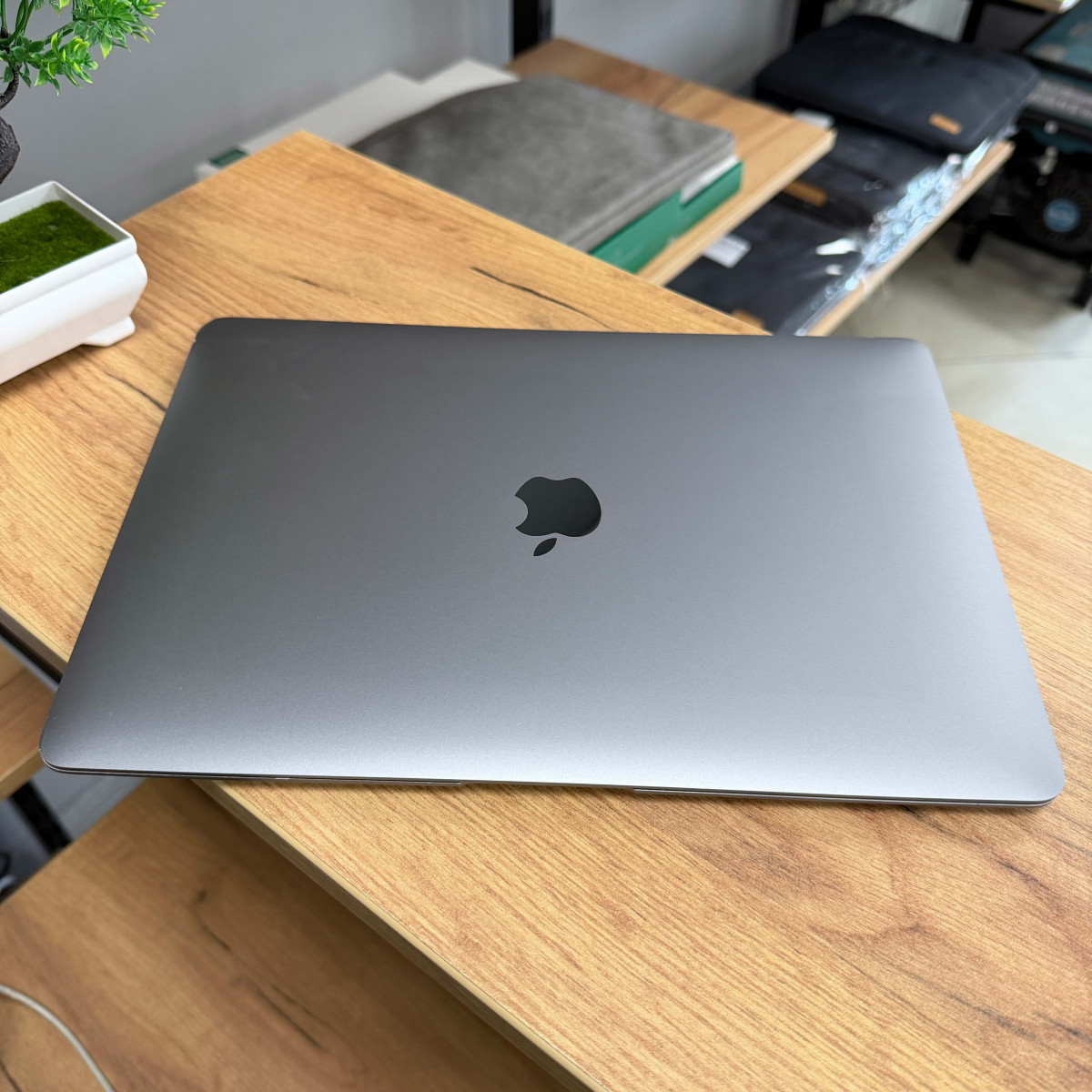 УЦІНКА! Ультрабук Apple A2337 MacBook Air (2020)/ 13.3" (2560×1600) Retina IPS/ Apple M1/ 8 GB/ 256 GB SSD (Б\В)