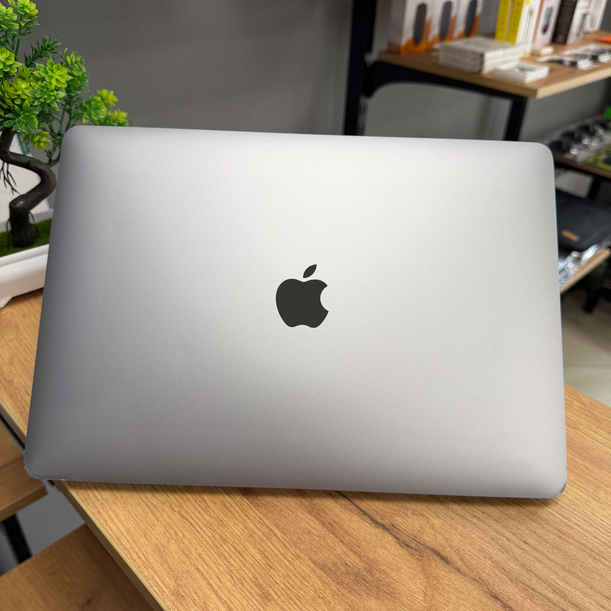 УЦІНКА! Ультрабук Apple A2337 MacBook Air (2020)/ 13.3" (2560×1600) Retina IPS/ Apple M1/ 8 GB/ 256 GB SSD (Б\В)