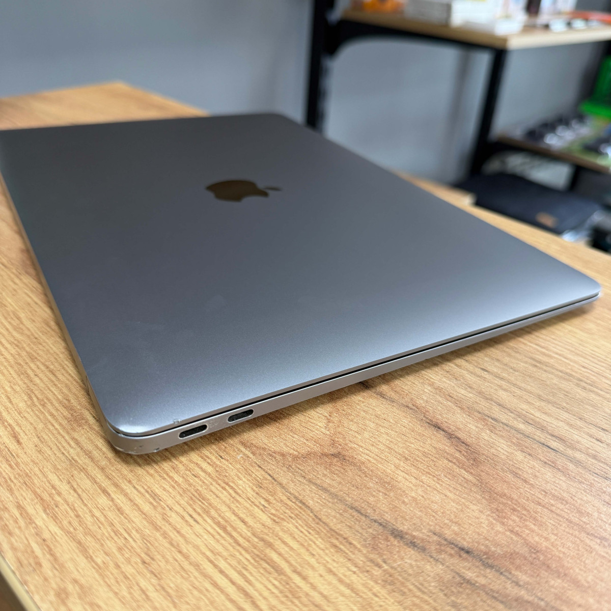 УЦІНКА! Ультрабук Apple A2337 MacBook Air (2020)/ 13.3" (2560×1600) Retina IPS/ Apple M1/ 8 GB/ 256 GB SSD (Б\В)