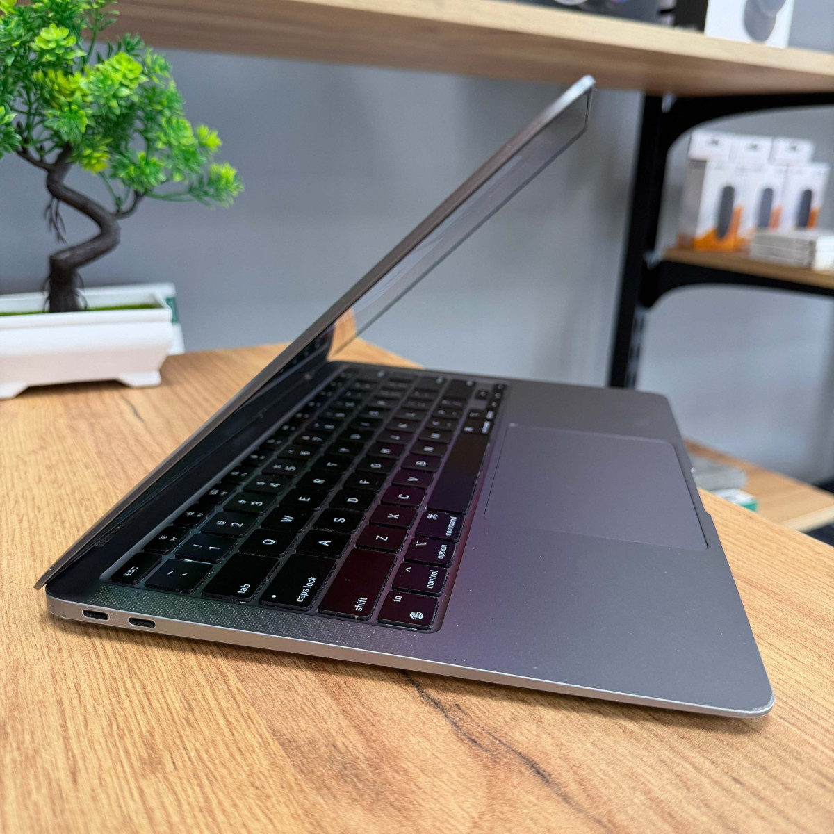 УЦІНКА! Ультрабук Apple A2337 MacBook Air (2020)/ 13.3" (2560×1600) Retina IPS/ Apple M1/ 8 GB/ 256 GB SSD (Б\В)