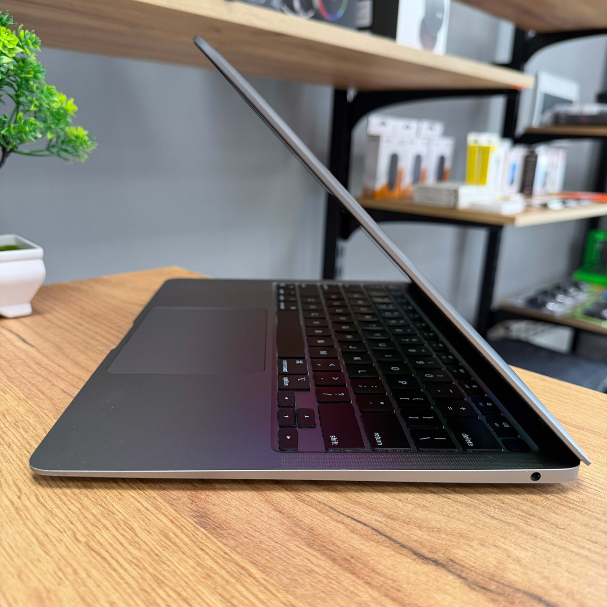УЦІНКА! Ультрабук Apple A2337 MacBook Air (2020)/ 13.3" (2560×1600) Retina IPS/ Apple M1/ 8 GB/ 256 GB SSD (Б\В)