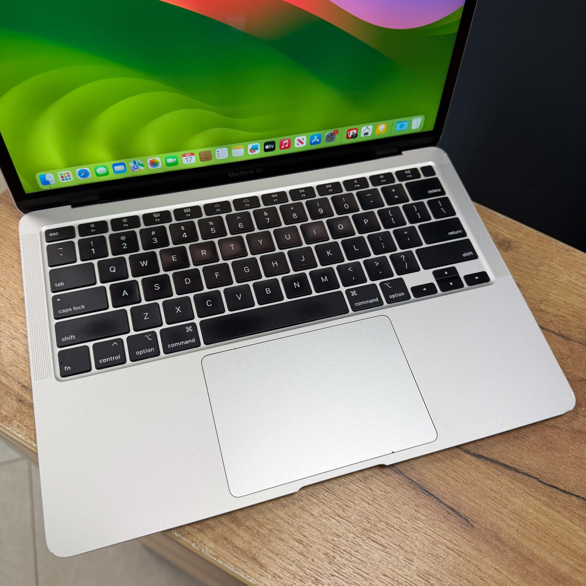 Ноутбук Apple A2179 MacBook Air (2020)/ 13.3" (2560x1600) Retina, IPS/ Intel Core i5 1030NG7 (4 ядра/ 8 поткоків)/ Intel Iris Plus/ 8 GB/ 512 GB SSD (Б\В)