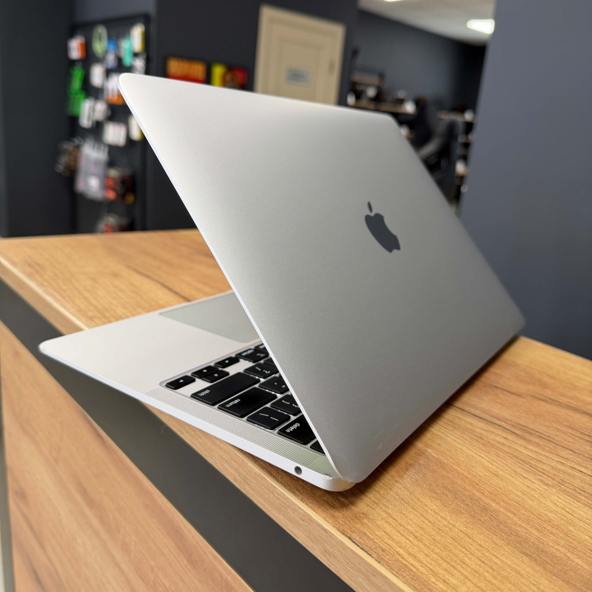 Ноутбук Apple A2179 MacBook Air (2020)/ 13.3" (2560x1600) Retina, IPS/ Intel Core i5 1030NG7 (4 ядра/ 8 поткоків)/ Intel Iris Plus/ 8 GB/ 512 GB SSD (Б\В)
