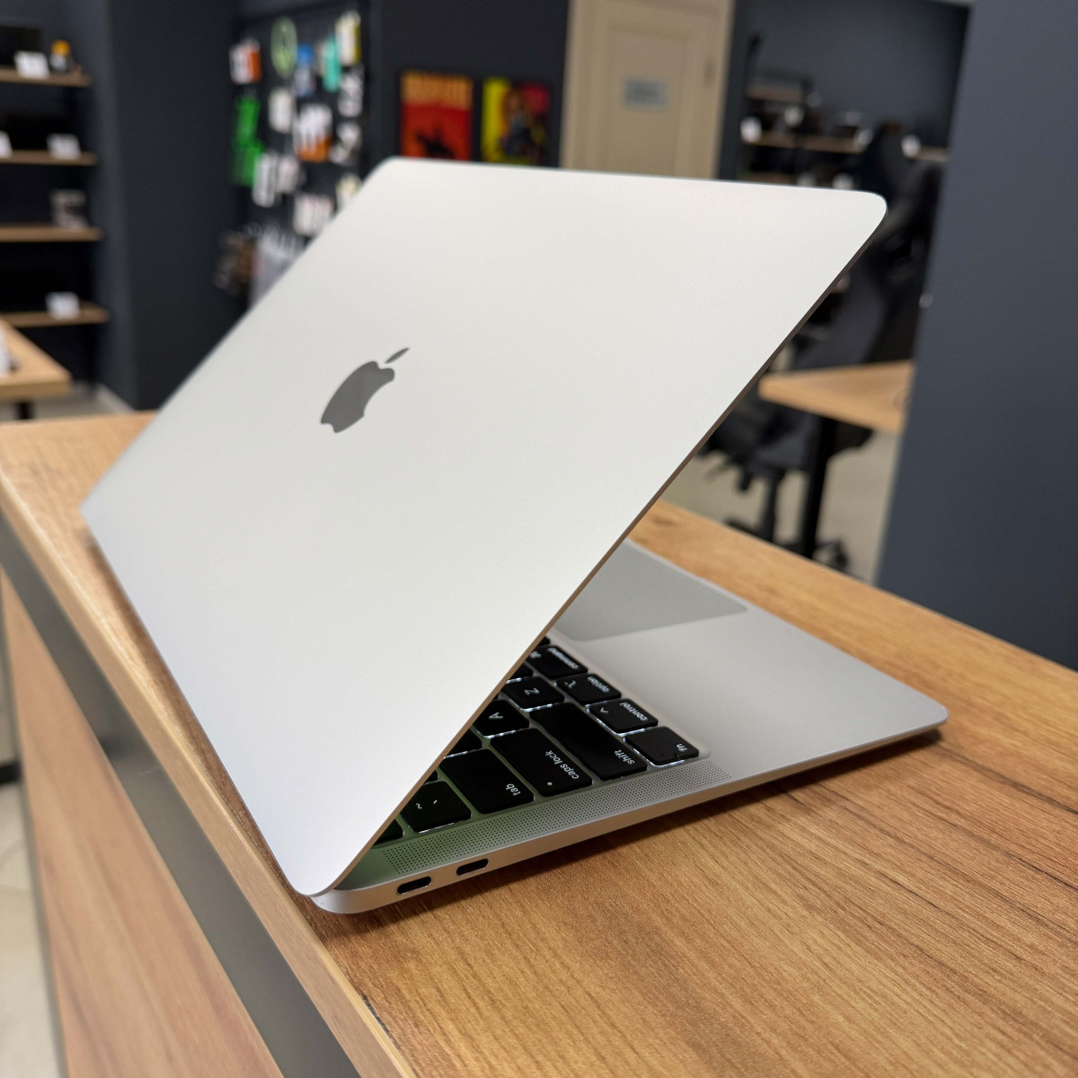 Ноутбук Apple A2179 MacBook Air (2020)/ 13.3" (2560x1600) Retina, IPS/ Intel Core i5 1030NG7 (4 ядра/ 8 поткоків)/ Intel Iris Plus/ 8 GB/ 512 GB SSD (Б\В)