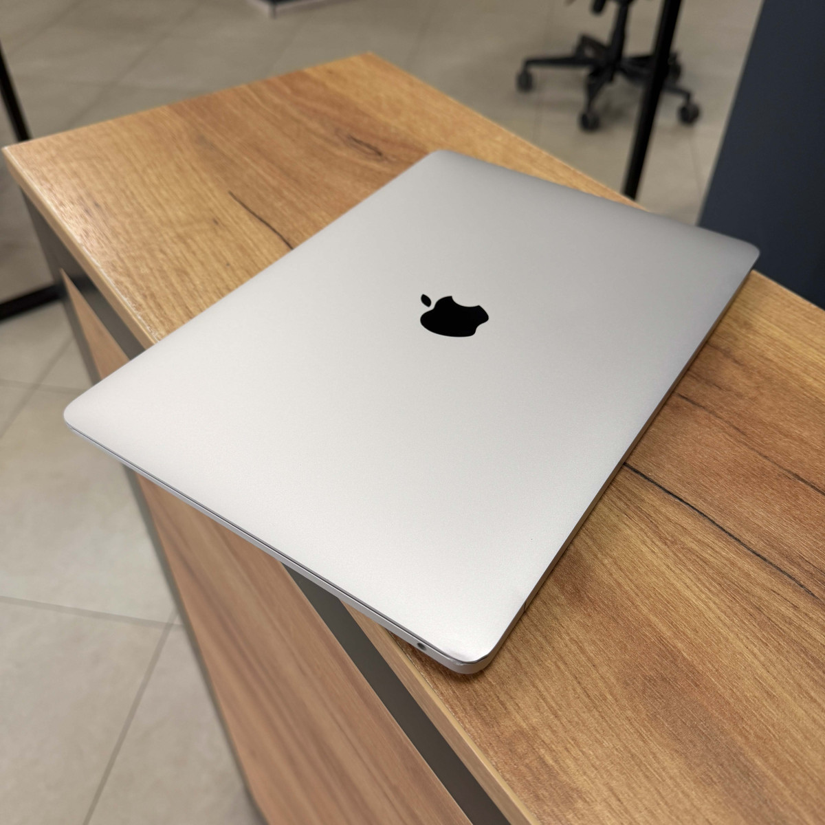 Ноутбук Apple A2179 MacBook Air (2020)/ 13.3" (2560x1600) Retina, IPS/ Intel Core i5 1030NG7 (4 ядра/ 8 поткоків)/ Intel Iris Plus/ 8 GB/ 512 GB SSD (Б\В)