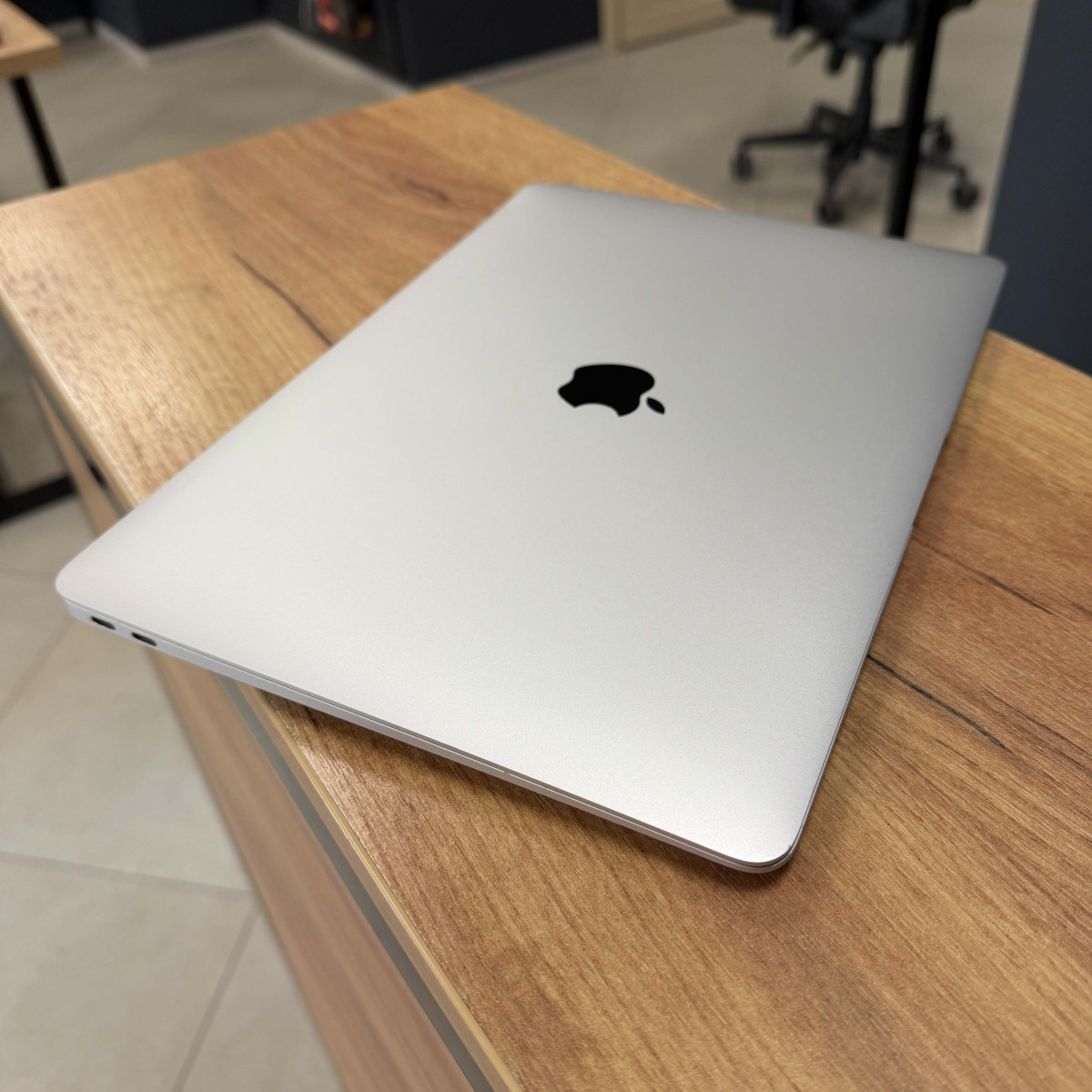 Ноутбук Apple A2179 MacBook Air (2020)/ 13.3" (2560x1600) Retina, IPS/ Intel Core i5 1030NG7 (4 ядра/ 8 поткоків)/ Intel Iris Plus/ 8 GB/ 512 GB SSD (Б\В)