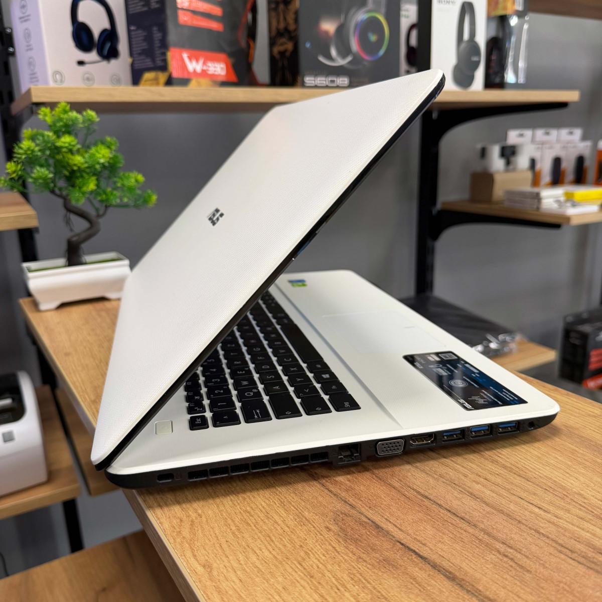 Ігровий ноутбук Asus X751LD/ 17.3" HD+ (1600х900)/ Intel Core i5 4210U/ NVIDIA GeForce 820M (на 2 GB)/ 4 GB/ 128 GB SSD (Б/В) Ігровий ноутбук Asus X751LD/ 17.3" HD+ (1600х900)/ Intel Core i5 4210U/ NVIDIA GeForce 820M (на 2 GB)/ 4 GB/ 128 GB SSD (Б/В)