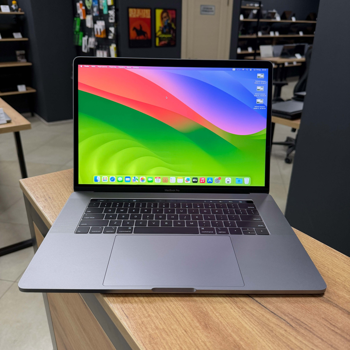 Ноутбук Apple  A1990 MacBook Pro, Touch Bar (2019)/ 15.4” (2880×1800) Retina, IPS/ Intel Core i7 8750H (6 ядер/ 12 потоків)/ AMD Radeon Pro 555X (на 4 GB)/ 16 GB/ 256 GB SSD (Б\В)