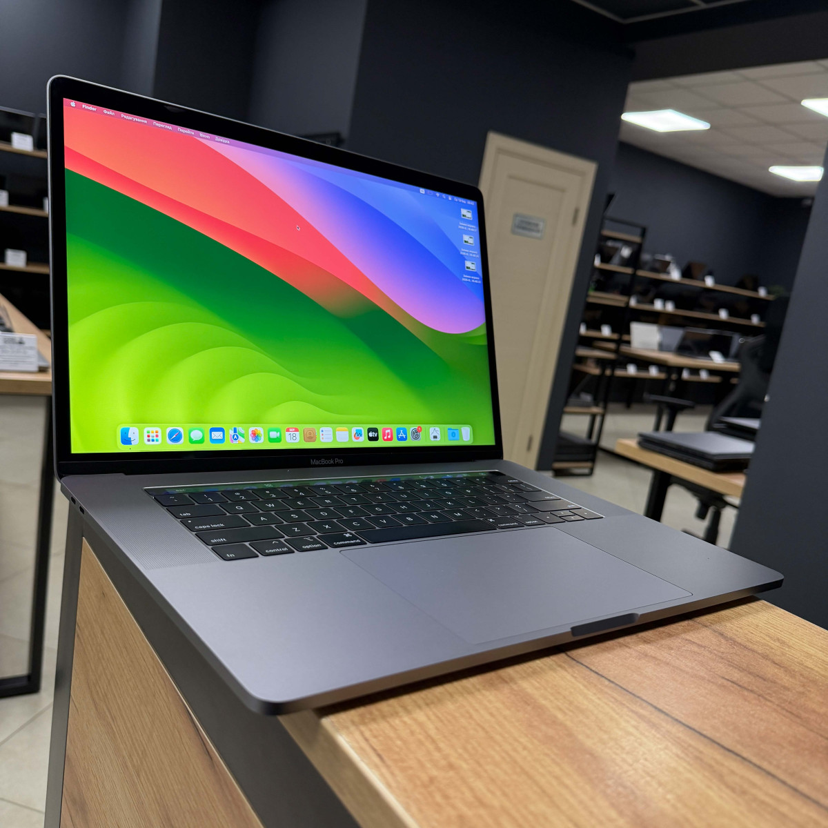 Ноутбук Apple  A1990 MacBook Pro, Touch Bar (2019)/ 15.4” (2880×1800) Retina, IPS/ Intel Core i7 8750H (6 ядер/ 12 потоків)/ AMD Radeon Pro 555X (на 4 GB)/ 16 GB/ 256 GB SSD (Б\В)