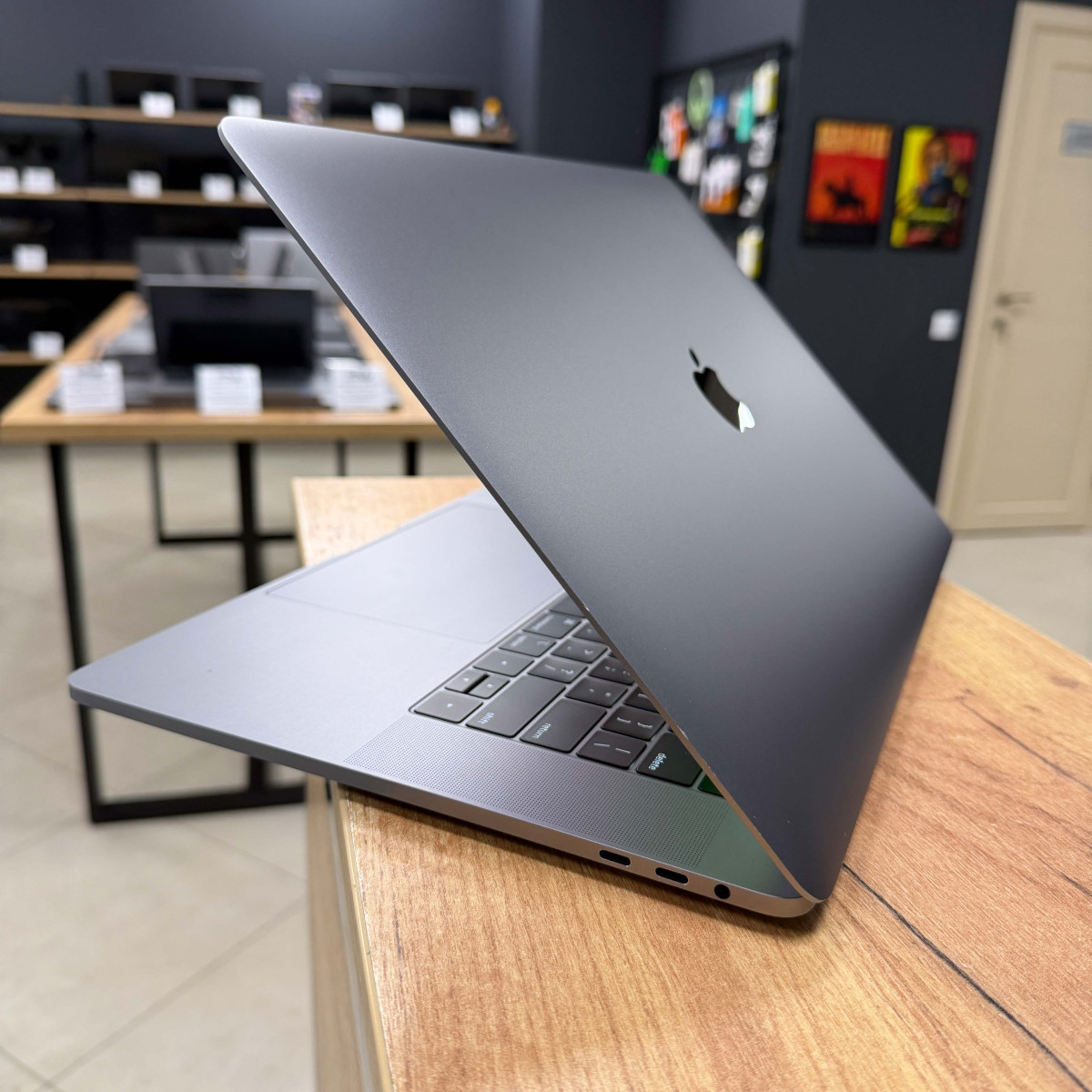 Ноутбук Apple  A1990 MacBook Pro, Touch Bar (2019)/ 15.4” (2880×1800) Retina, IPS/ Intel Core i7 8750H (6 ядер/ 12 потоків)/ AMD Radeon Pro 555X (на 4 GB)/ 16 GB/ 256 GB SSD (Б\В)
