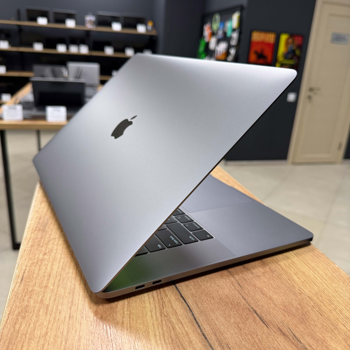 Ноутбук Apple  A1990 MacBook Pro, Touch Bar (2019)/ 15.4” (2880×1800) Retina, IPS/ Intel Core i7 8750H (6 ядер/ 12 потоків)/ AMD Radeon Pro 555X (на 4 GB)/ 16 GB/ 256 GB SSD (Б\В)