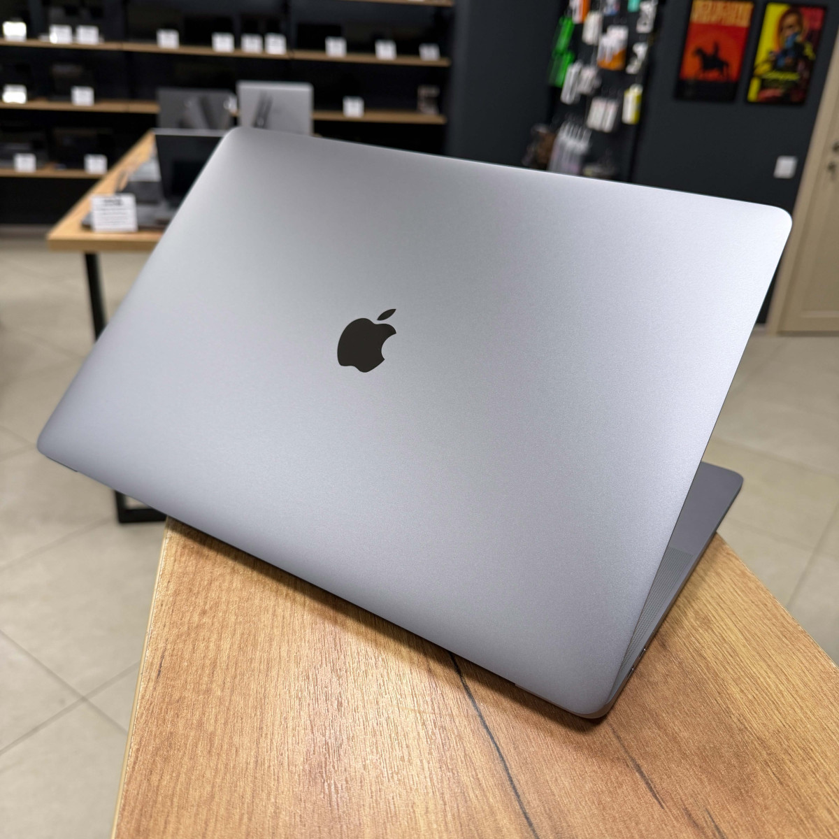 Ноутбук Apple  A1990 MacBook Pro, Touch Bar (2019)/ 15.4” (2880×1800) Retina, IPS/ Intel Core i7 8750H (6 ядер/ 12 потоків)/ AMD Radeon Pro 555X (на 4 GB)/ 16 GB/ 256 GB SSD (Б\В)