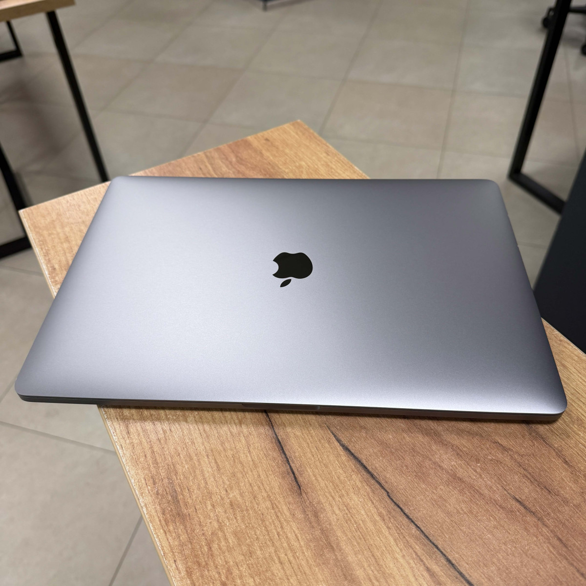 Ноутбук Apple  A1990 MacBook Pro, Touch Bar (2019)/ 15.4” (2880×1800) Retina, IPS/ Intel Core i7 8750H (6 ядер/ 12 потоків)/ AMD Radeon Pro 555X (на 4 GB)/ 16 GB/ 256 GB SSD (Б\В)