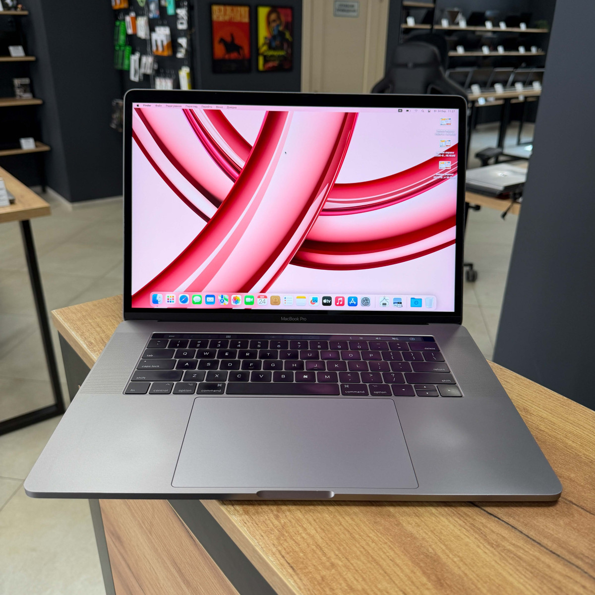 Ноутбук Apple MacBook Pro 15" (A1707, 2017) Touch Bar/ 15.4” (2880×1800) Retina, IPS/ Intel Core i7 7700HQ (2.80 - 3.8 ГГц)/ AMD Radeon Pro 555 (на 2 GB)/ 16 GB/ 1 TB SSD (Б\В)