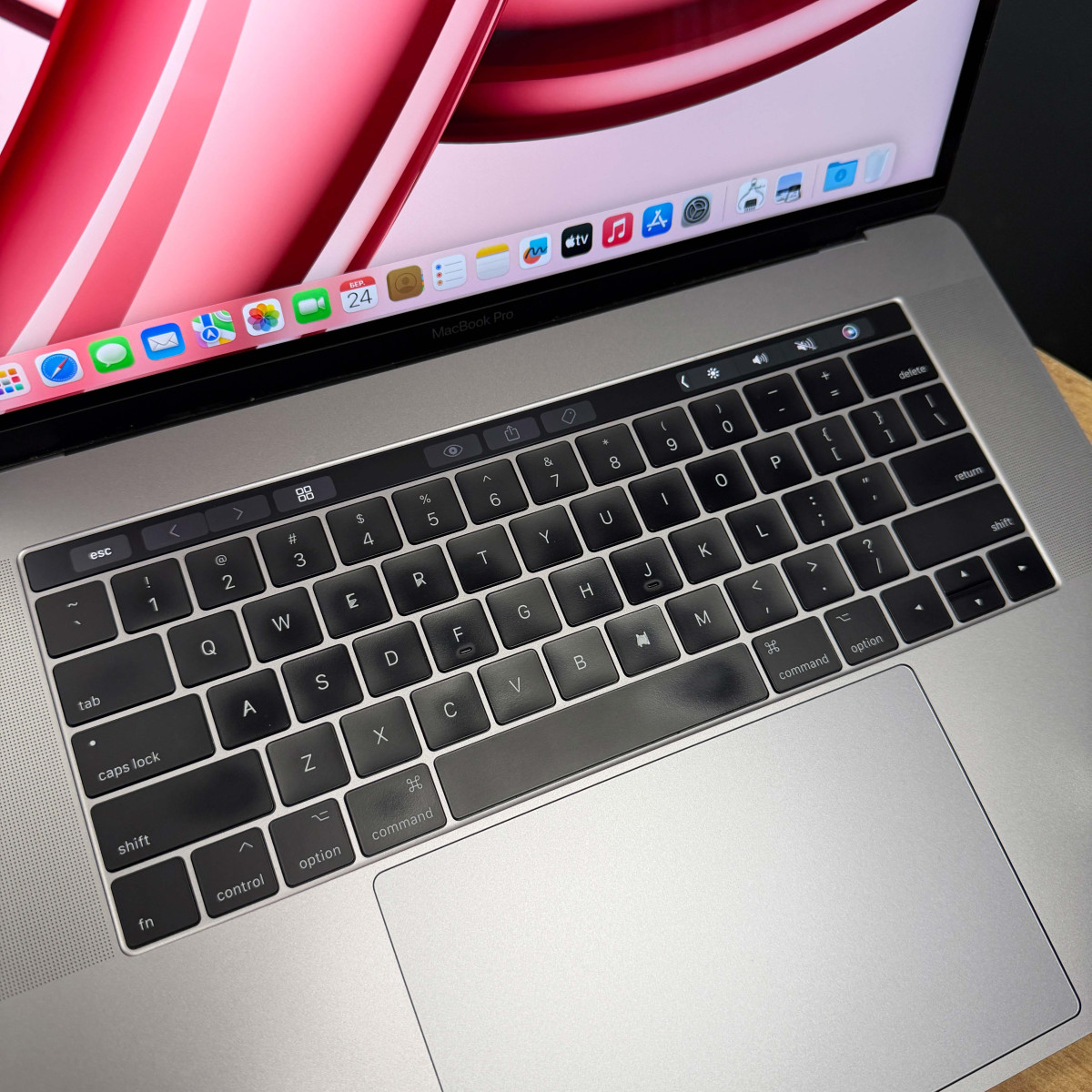 Ноутбук Apple MacBook Pro 15" (A1707, 2017) Touch Bar/ 15.4” (2880×1800) Retina, IPS/ Intel Core i7 7700HQ (2.80 - 3.8 ГГц)/ AMD Radeon Pro 555 (на 2 GB)/ 16 GB/ 1 TB SSD (Б\В)