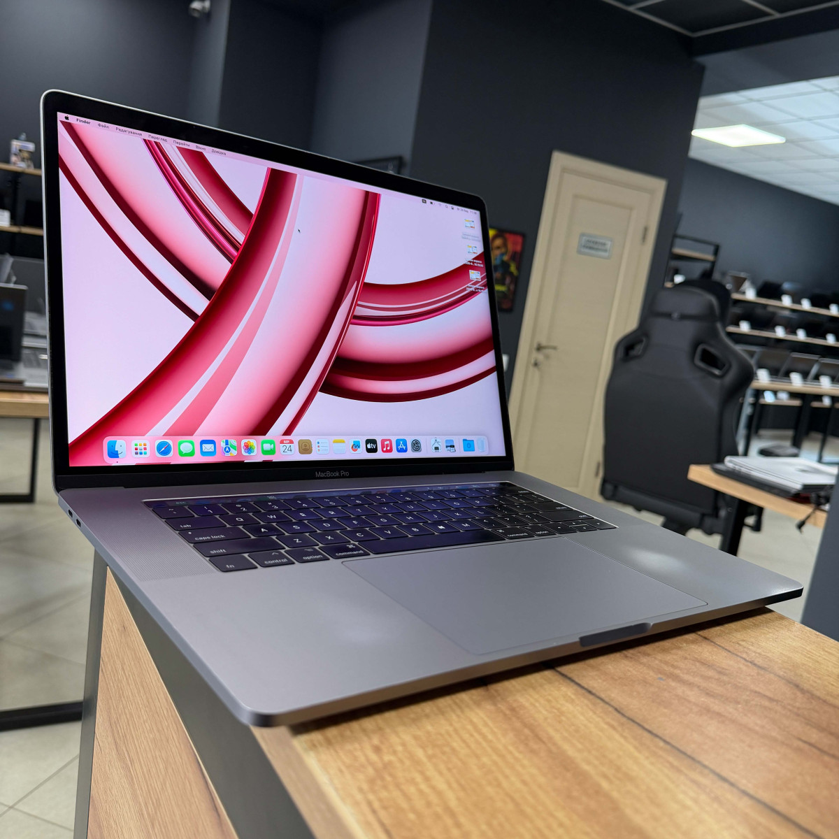 Ноутбук Apple MacBook Pro 15" (A1707, 2017) Touch Bar/ 15.4” (2880×1800) Retina, IPS/ Intel Core i7 7700HQ (2.80 - 3.8 ГГц)/ AMD Radeon Pro 555 (на 2 GB)/ 16 GB/ 1 TB SSD (Б\В)