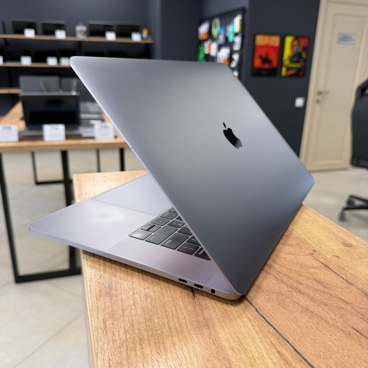Ноутбук Apple MacBook Pro 15" (A1707, 2017) Touch Bar/ 15.4” (2880×1800) Retina, IPS/ Intel Core i7 7700HQ (2.80 - 3.8 ГГц)/ AMD Radeon Pro 555 (на 2 GB)/ 16 GB/ 1 TB SSD (Б\В)
