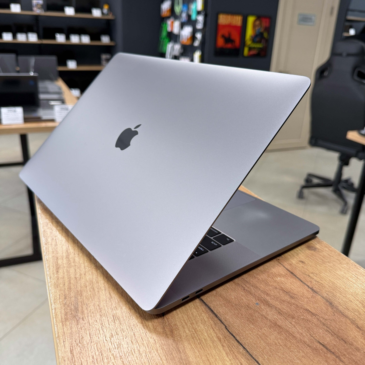 Ноутбук Apple MacBook Pro 15" (A1707, 2017) Touch Bar/ 15.4” (2880×1800) Retina, IPS/ Intel Core i7 7700HQ (2.80 - 3.8 ГГц)/ AMD Radeon Pro 555 (на 2 GB)/ 16 GB/ 1 TB SSD (Б\В)