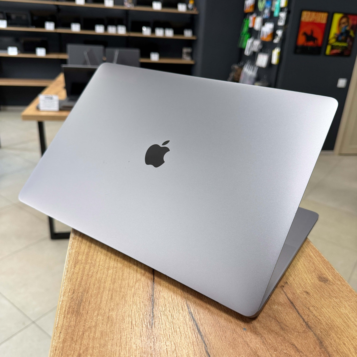 Ноутбук Apple MacBook Pro 15" (A1707, 2017) Touch Bar/ 15.4” (2880×1800) Retina, IPS/ Intel Core i7 7700HQ (2.80 - 3.8 ГГц)/ AMD Radeon Pro 555 (на 2 GB)/ 16 GB/ 1 TB SSD (Б\В)