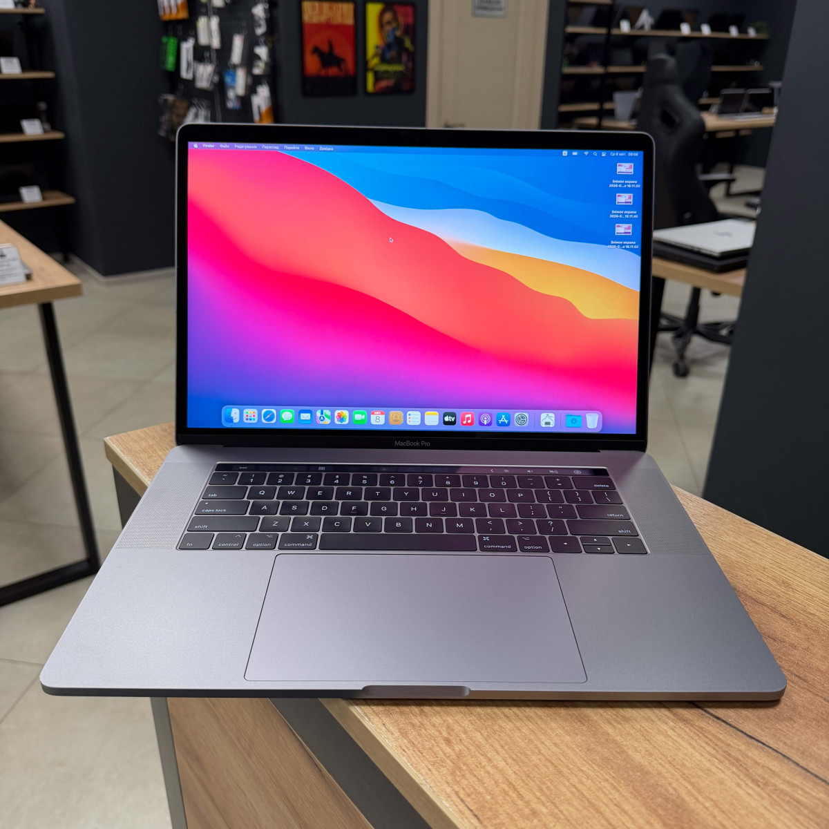 Ноутбук Apple MacBook Pro, Touch Bar (A1707, 2018)/ 15.4” (2880×1800) Retina, IPS/ Intel Core i7 8850H (6 ядер/ 12 потоків)/ AMD Radeon Pro 450 (на 2 GB)/ 16 GB/ 256 GB SSD (Б\В)