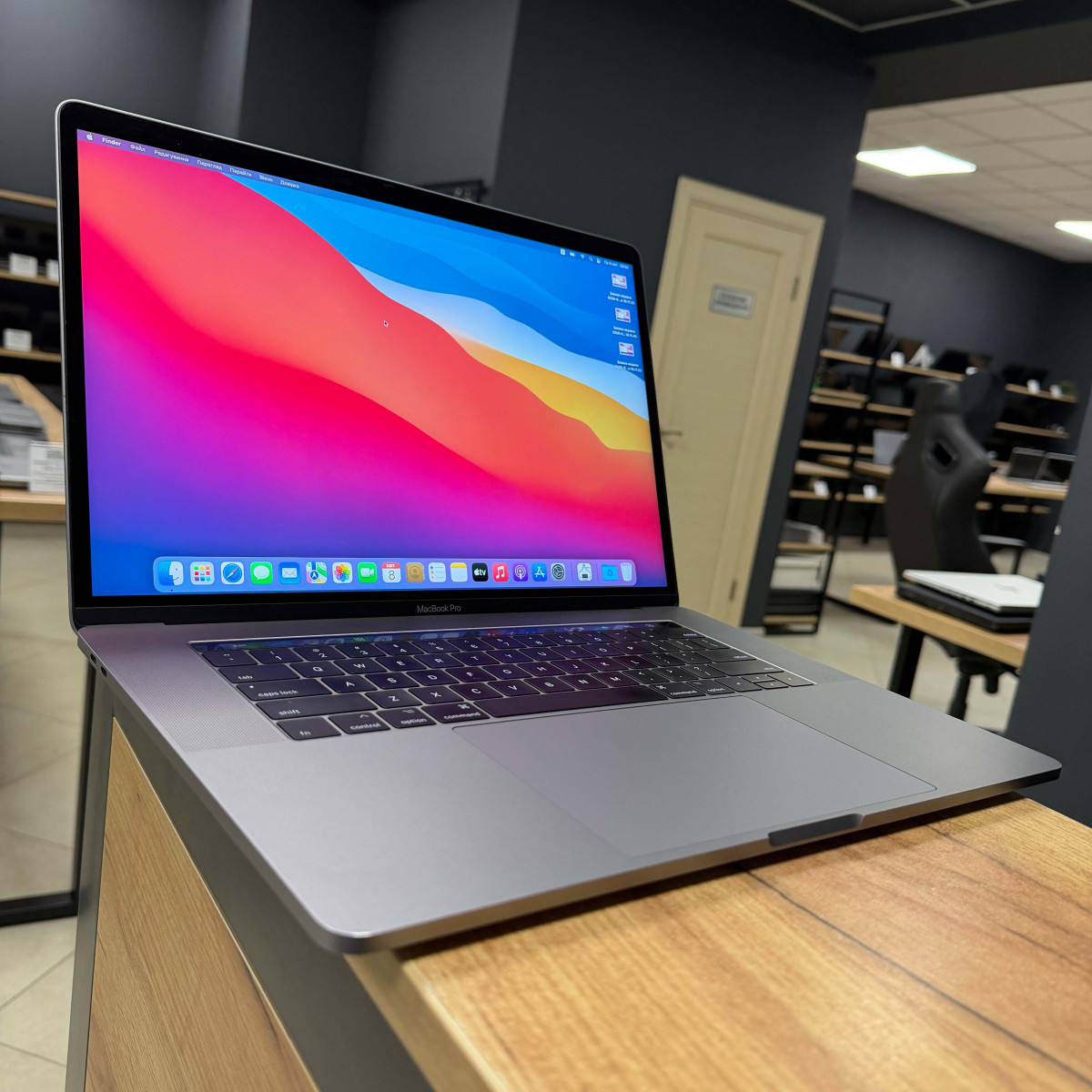 Ноутбук Apple MacBook Pro, Touch Bar (A1707, 2018)/ 15.4” (2880×1800) Retina, IPS/ Intel Core i7 8850H (6 ядер/ 12 потоків)/ AMD Radeon Pro 450 (на 2 GB)/ 16 GB/ 256 GB SSD (Б\В)