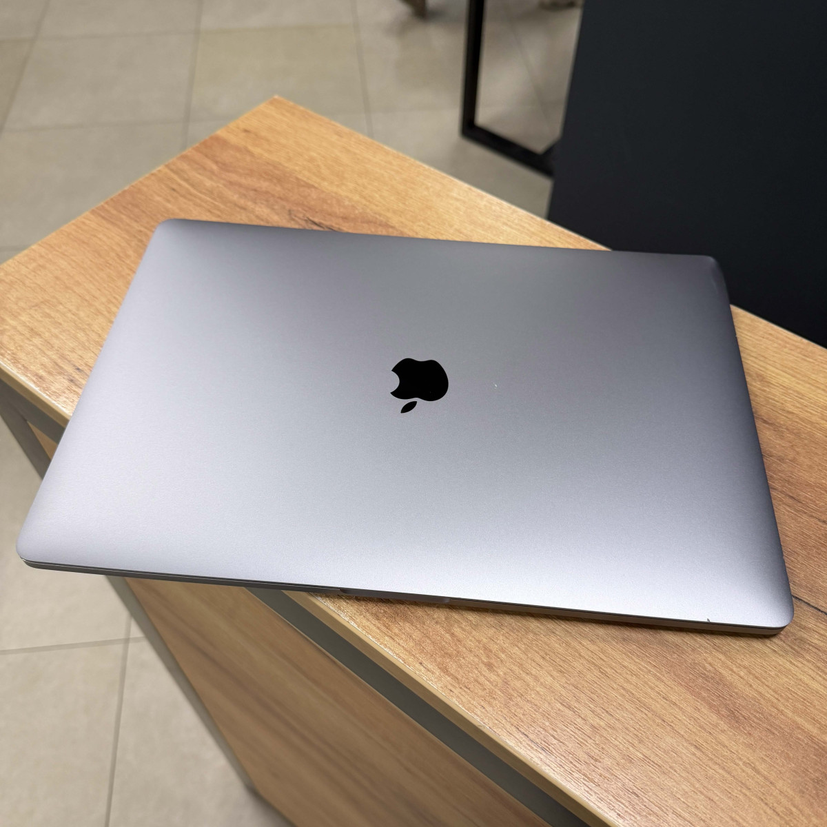 Ноутбук Apple MacBook Pro, Touch Bar (A1707, 2018)/ 15.4” (2880×1800) Retina, IPS/ Intel Core i7 8850H (6 ядер/ 12 потоків)/ AMD Radeon Pro 450 (на 2 GB)/ 16 GB/ 256 GB SSD (Б\В)