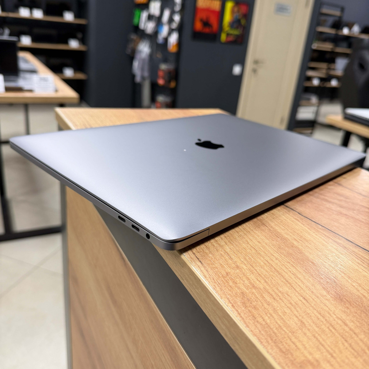 Ноутбук Apple MacBook Pro, Touch Bar (A1707, 2018)/ 15.4” (2880×1800) Retina, IPS/ Intel Core i7 8850H (6 ядер/ 12 потоків)/ AMD Radeon Pro 450 (на 2 GB)/ 16 GB/ 256 GB SSD (Б\В)