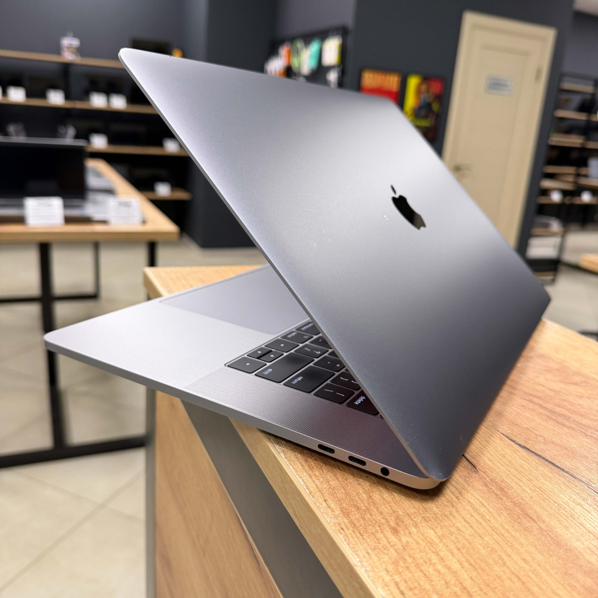 Ноутбук Apple MacBook Pro, Touch Bar (A1707, 2018)/ 15.4” (2880×1800) Retina, IPS/ Intel Core i7 8850H (6 ядер/ 12 потоків)/ AMD Radeon Pro 450 (на 2 GB)/ 16 GB/ 256 GB SSD (Б\В)