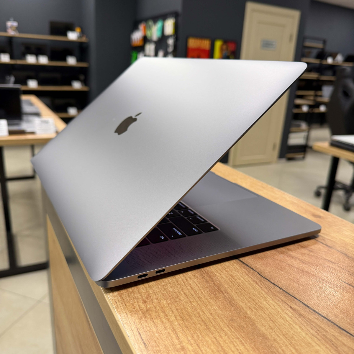 Ноутбук Apple MacBook Pro, Touch Bar (A1707, 2018)/ 15.4” (2880×1800) Retina, IPS/ Intel Core i7 8850H (6 ядер/ 12 потоків)/ AMD Radeon Pro 450 (на 2 GB)/ 16 GB/ 256 GB SSD (Б\В)