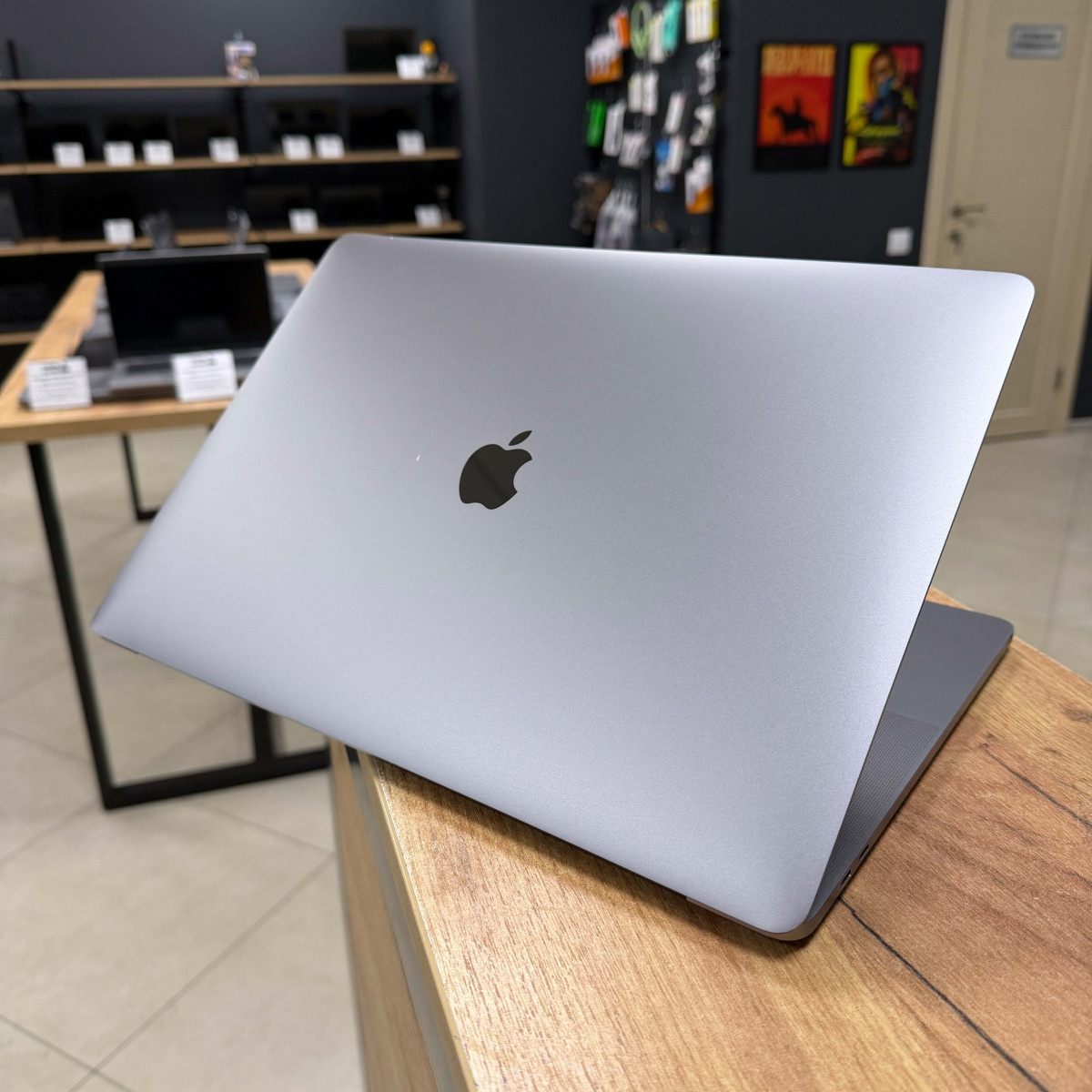 Ноутбук Apple MacBook Pro, Touch Bar (A1707, 2018)/ 15.4” (2880×1800) Retina, IPS/ Intel Core i7 8850H (6 ядер/ 12 потоків)/ AMD Radeon Pro 450 (на 2 GB)/ 16 GB/ 256 GB SSD (Б\В)