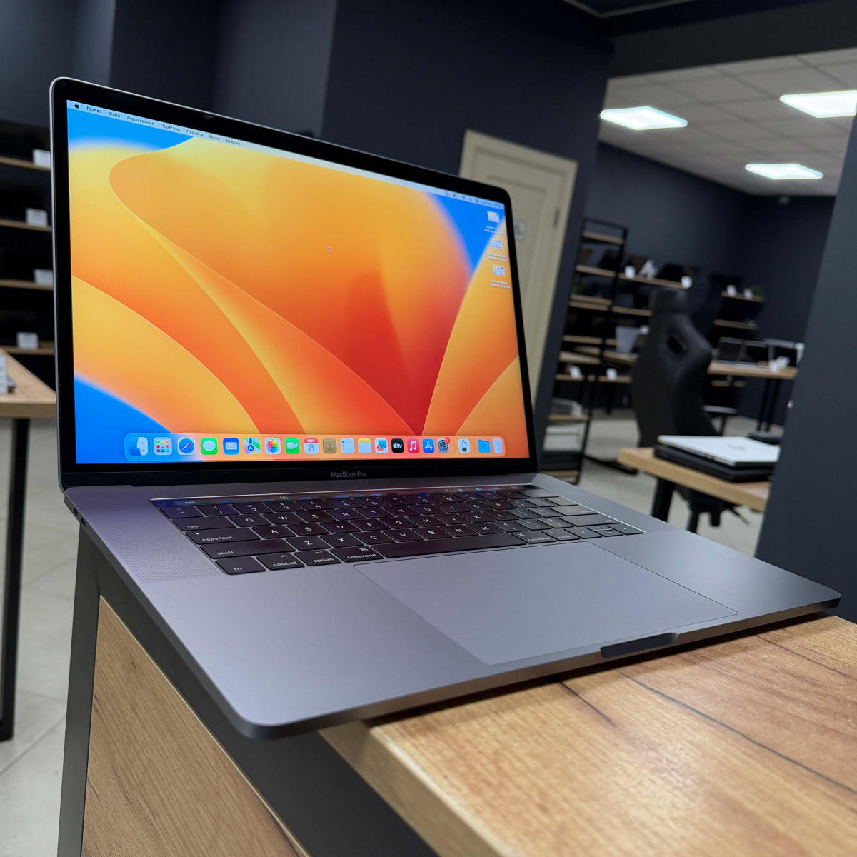 Ноутбук Apple MacBook Pro 15" (A1707, 2017) Touch Bar/ 15.4” (2880×1800) Retina, IPS/ Intel Core i7 7700HQ (2.80 - 3.8 ГГц)/ AMD Radeon Pro 555 (на 2 GB)/ 16 GB/ 256 GB SSD (Б\В)