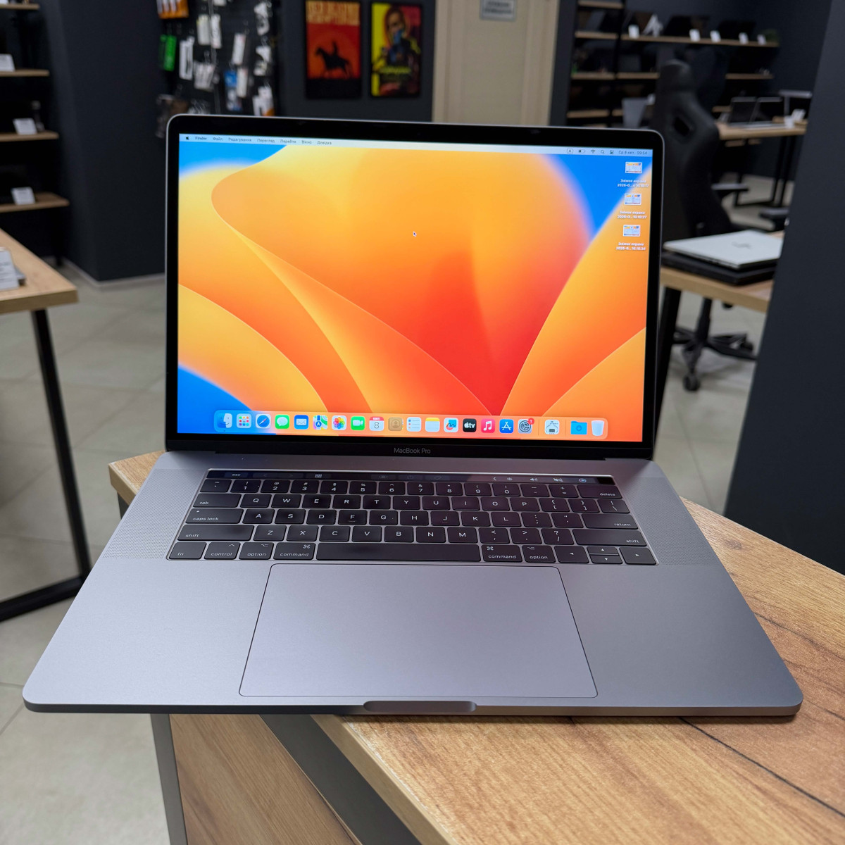 Ноутбук Apple MacBook Pro 15" (A1707, 2017) Touch Bar/ 15.4” (2880×1800) Retina, IPS/ Intel Core i7 7700HQ (2.80 - 3.8 ГГц)/ AMD Radeon Pro 555 (на 2 GB)/ 16 GB/ 256 GB SSD (Б\В)