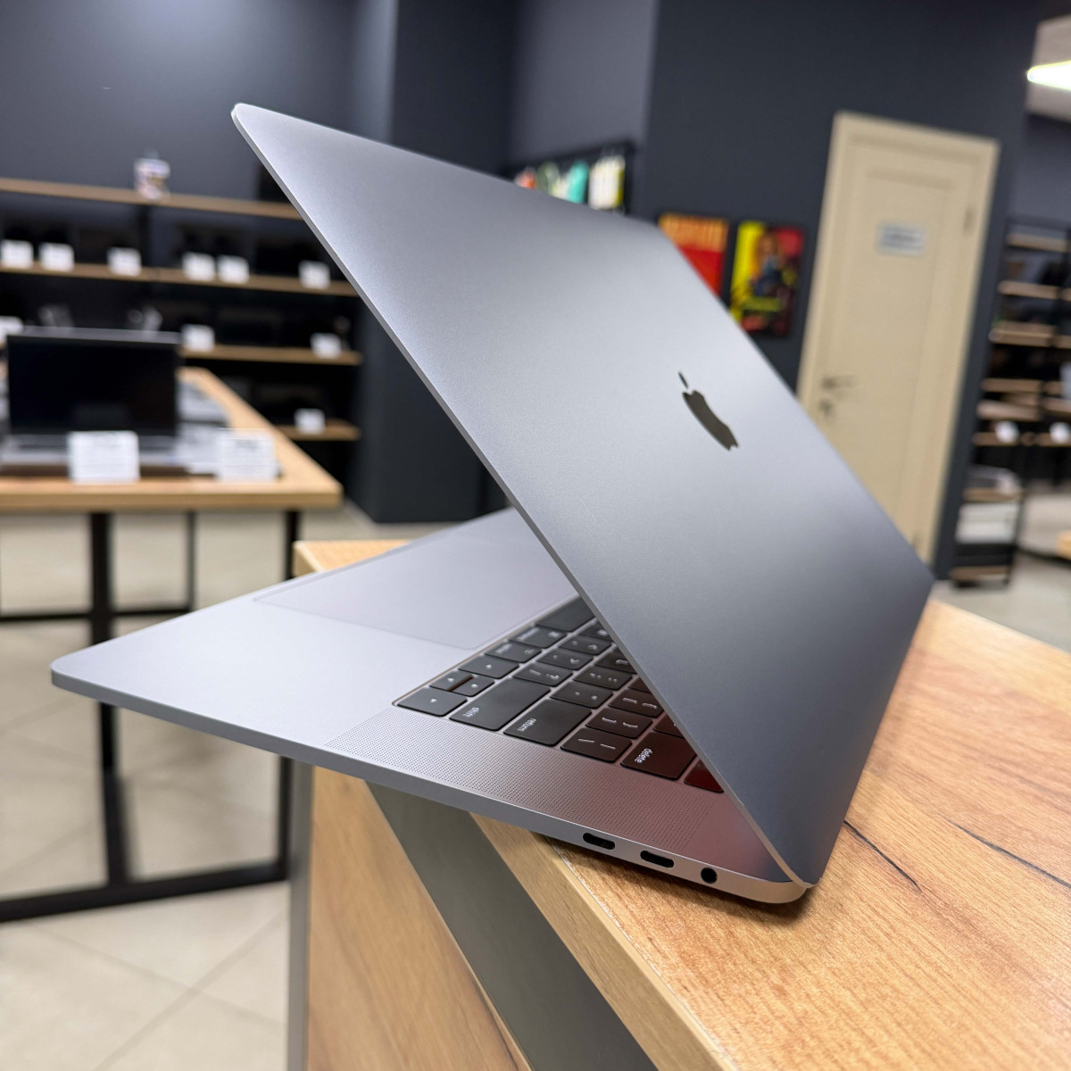 Ноутбук Apple MacBook Pro 15" (A1707, 2017) Touch Bar/ 15.4” (2880×1800) Retina, IPS/ Intel Core i7 7700HQ (2.80 - 3.8 ГГц)/ AMD Radeon Pro 555 (на 2 GB)/ 16 GB/ 256 GB SSD (Б\В)