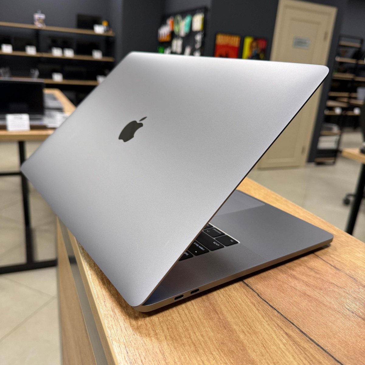 Ноутбук Apple MacBook Pro 15" (A1707, 2017) Touch Bar/ 15.4” (2880×1800) Retina, IPS/ Intel Core i7 7700HQ (2.80 - 3.8 ГГц)/ AMD Radeon Pro 555 (на 2 GB)/ 16 GB/ 256 GB SSD (Б\В)