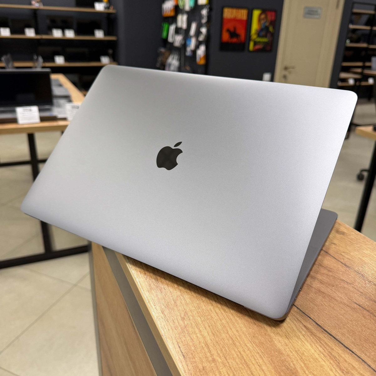 Ноутбук Apple MacBook Pro 15" (A1707, 2017) Touch Bar/ 15.4” (2880×1800) Retina, IPS/ Intel Core i7 7700HQ (2.80 - 3.8 ГГц)/ AMD Radeon Pro 555 (на 2 GB)/ 16 GB/ 256 GB SSD (Б\В)