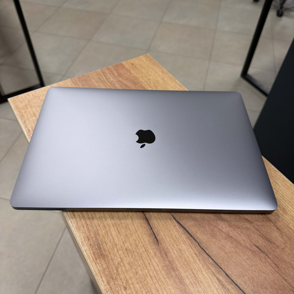 Ноутбук Apple MacBook Pro 15" (A1707, 2017) Touch Bar/ 15.4” (2880×1800) Retina, IPS/ Intel Core i7 7700HQ (2.80 - 3.8 ГГц)/ AMD Radeon Pro 555 (на 2 GB)/ 16 GB/ 256 GB SSD (Б\В)