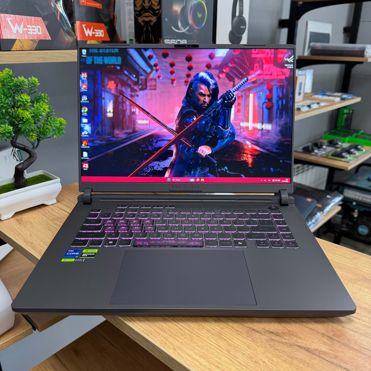 Ігровий ноутбук ASUS ROG Strix G16 G615JMR/ 16" FullHD, IPS 165 Гц 16:10/ Intel Core i7 14650HX (16 ядер/ 24 потоків, до 5.1 Ггц)/ NVIDIA GeForce RTX 5060 (на 8 GB)/ 16 GB DDR5/ 512 GB SSD NVME (Б/В)