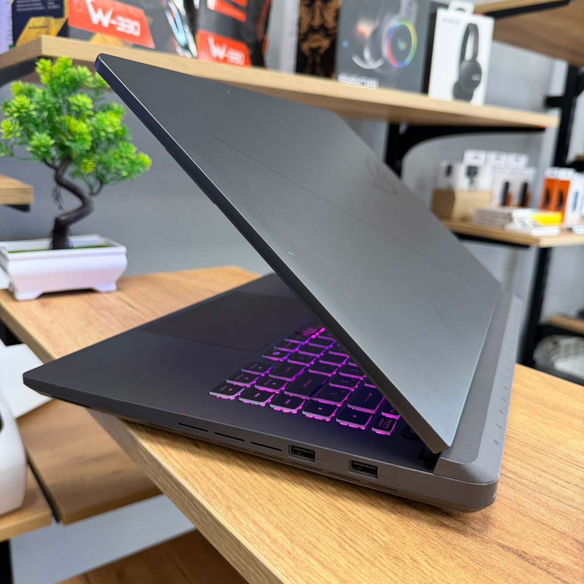 Ігровий ноутбук ASUS ROG Strix G16 G615JMR/ 16" FullHD, IPS 165 Гц 16:10/ Intel Core i7 14650HX (16 ядер/ 24 потоків, до 5.1 Ггц)/ NVIDIA GeForce RTX 5060 (на 8 GB)/ 16 GB DDR5/ 512 GB SSD NVME (Б/В)
