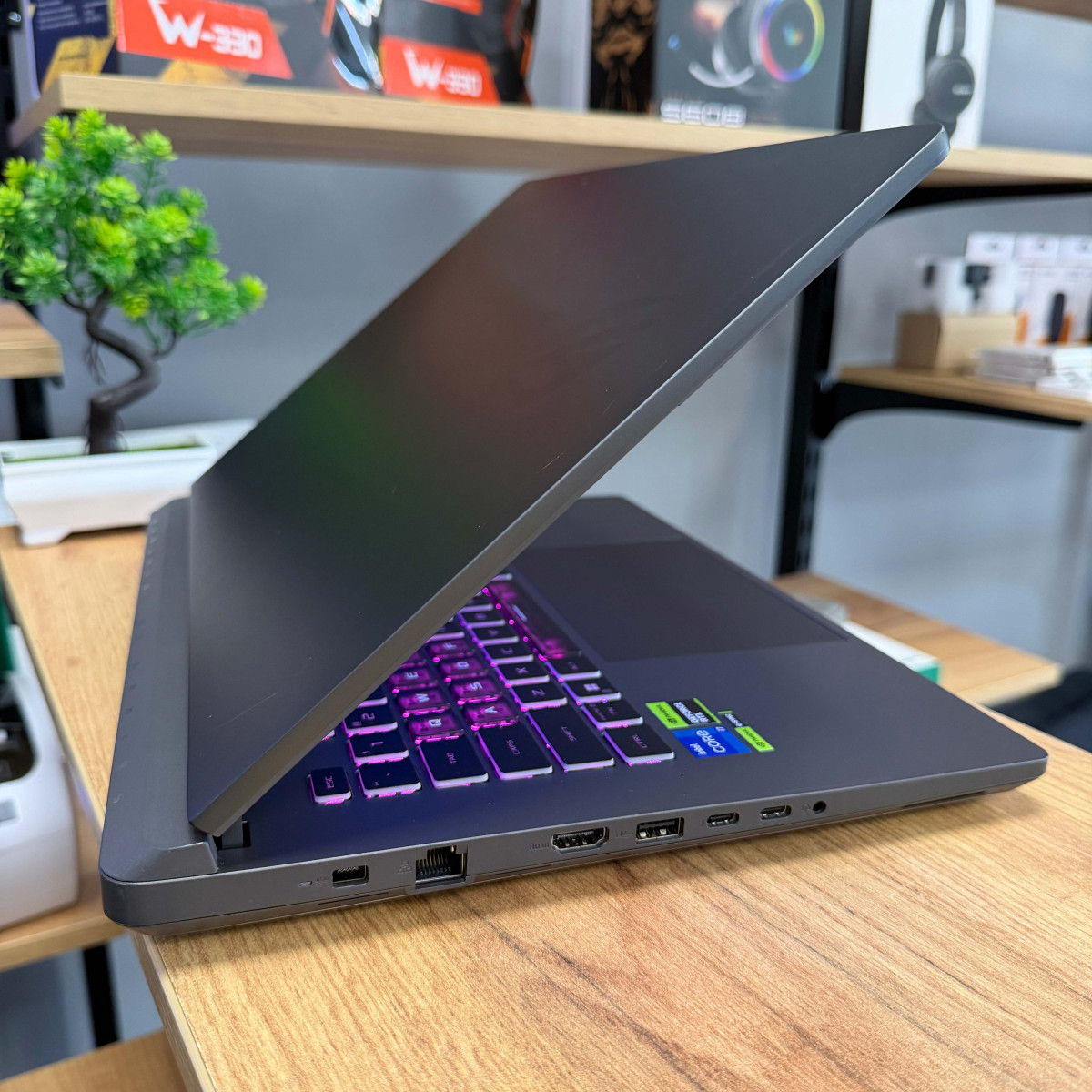 Ігровий ноутбук ASUS ROG Strix G16 G615JMR/ 16" FullHD, IPS 165 Гц 16:10/ Intel Core i7 14650HX (16 ядер/ 24 потоків, до 5.1 Ггц)/ NVIDIA GeForce RTX 5060 (на 8 GB)/ 16 GB DDR5/ 512 GB SSD NVME (Б/В)