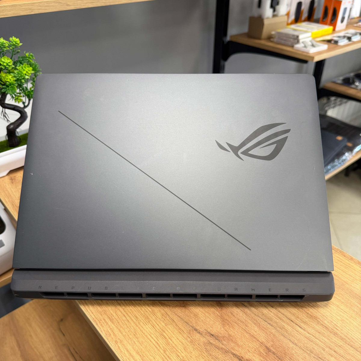 Ігровий ноутбук ASUS ROG Strix G16 G615JMR/ 16" FullHD, IPS 165 Гц 16:10/ Intel Core i7 14650HX (16 ядер/ 24 потоків, до 5.1 Ггц)/ NVIDIA GeForce RTX 5060 (на 8 GB)/ 16 GB DDR5/ 512 GB SSD NVME (Б/В)