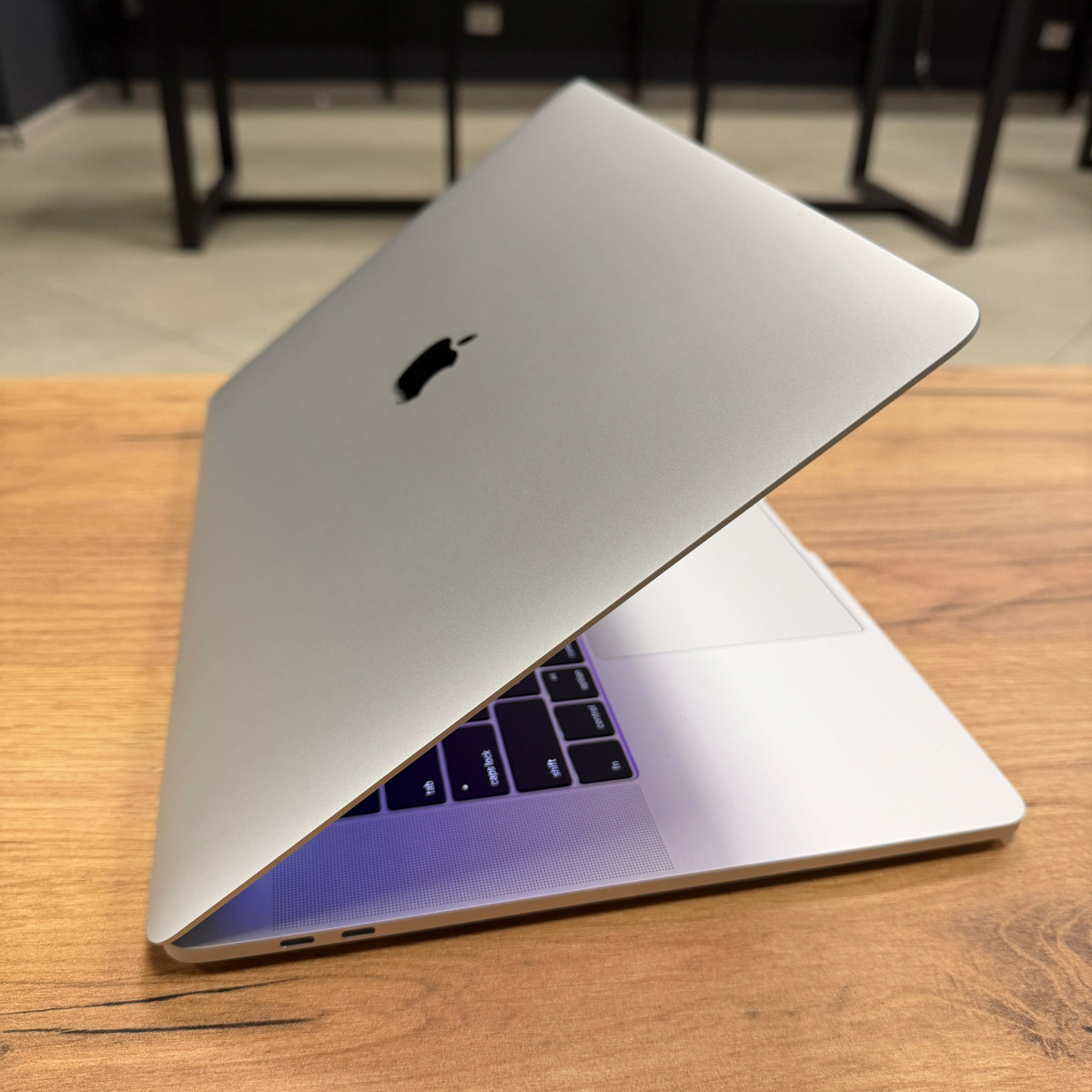 Ультрабук Apple MacBook Pro, Touch Bar (A1707, 2016)/ 15.4” (2880×1800) Retina, IPS/ Intel Core i7 (4 ядра, до 3.6 ГГц)/ AMD Radeon Pro 455 (на 2 GB)/ 16 GB/ 1 TB SSD (Б\В)