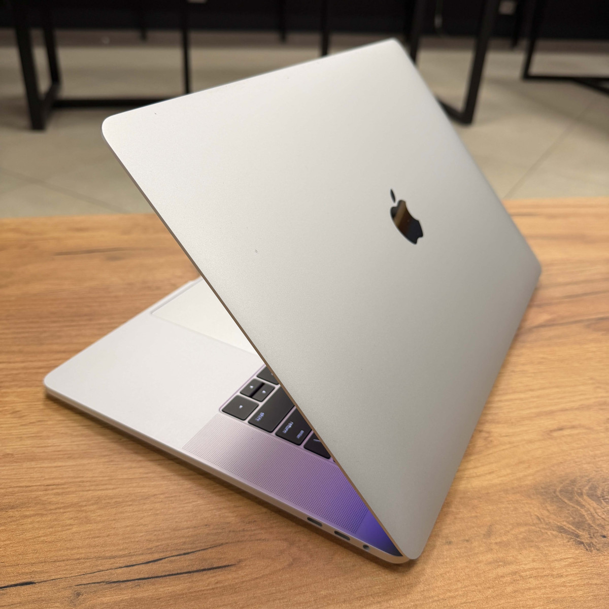 Ультрабук Apple MacBook Pro, Touch Bar (A1707, 2016)/ 15.4” (2880×1800) Retina, IPS/ Intel Core i7 (4 ядра, до 3.6 ГГц)/ AMD Radeon Pro 455 (на 2 GB)/ 16 GB/ 1 TB SSD (Б\В)