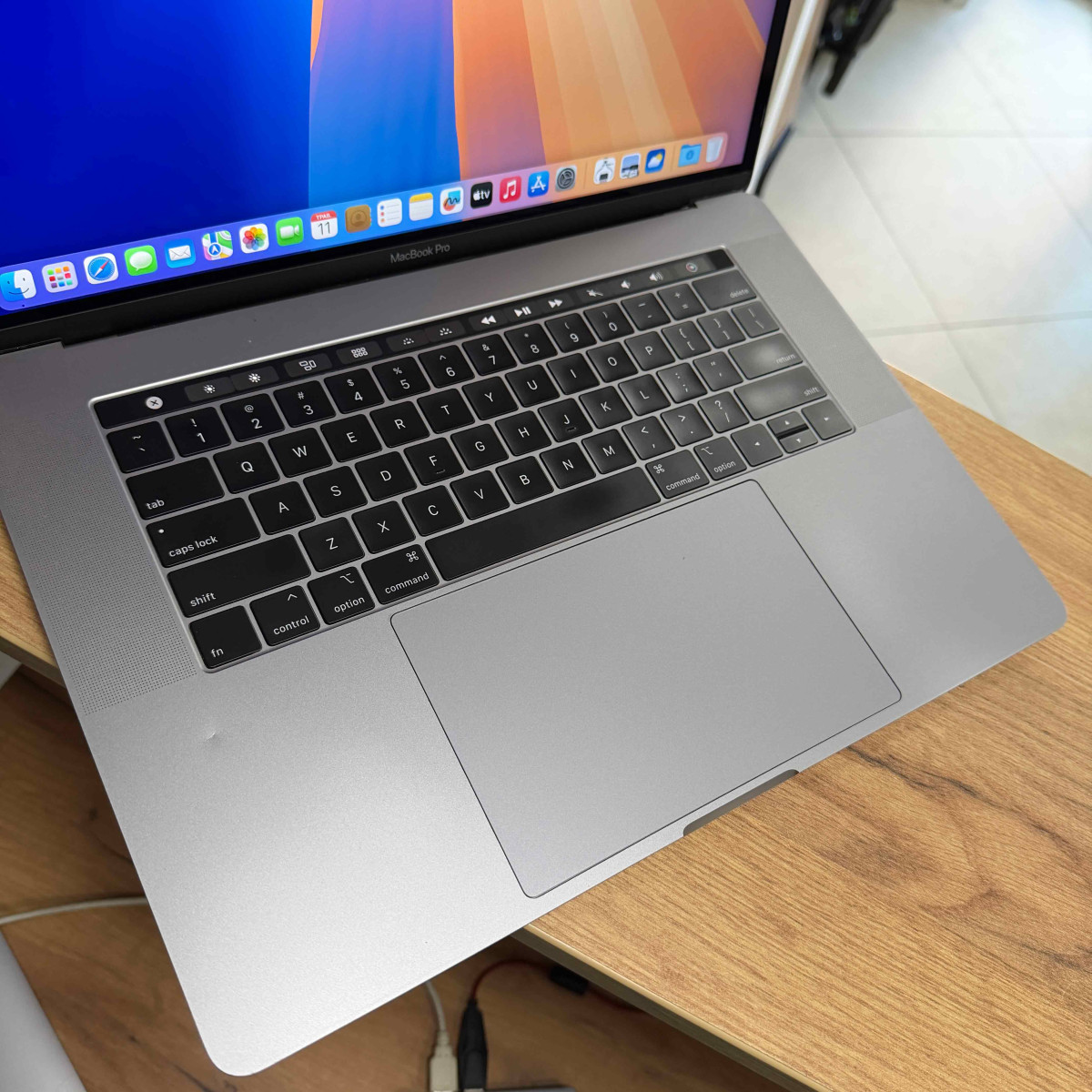 Ультрабук Apple A1990 MacBook Pro, Touch Bar (2019)/ 15.4” (2880×1800) Retina, IPS/ Intel Core i9 (8 ядер/ 16 потоків, до 4.8 ГГц)/ AMD Radeon Pro 560X (на 4 GB)/ 16 GB/ 512 GB SSD (Б\У)