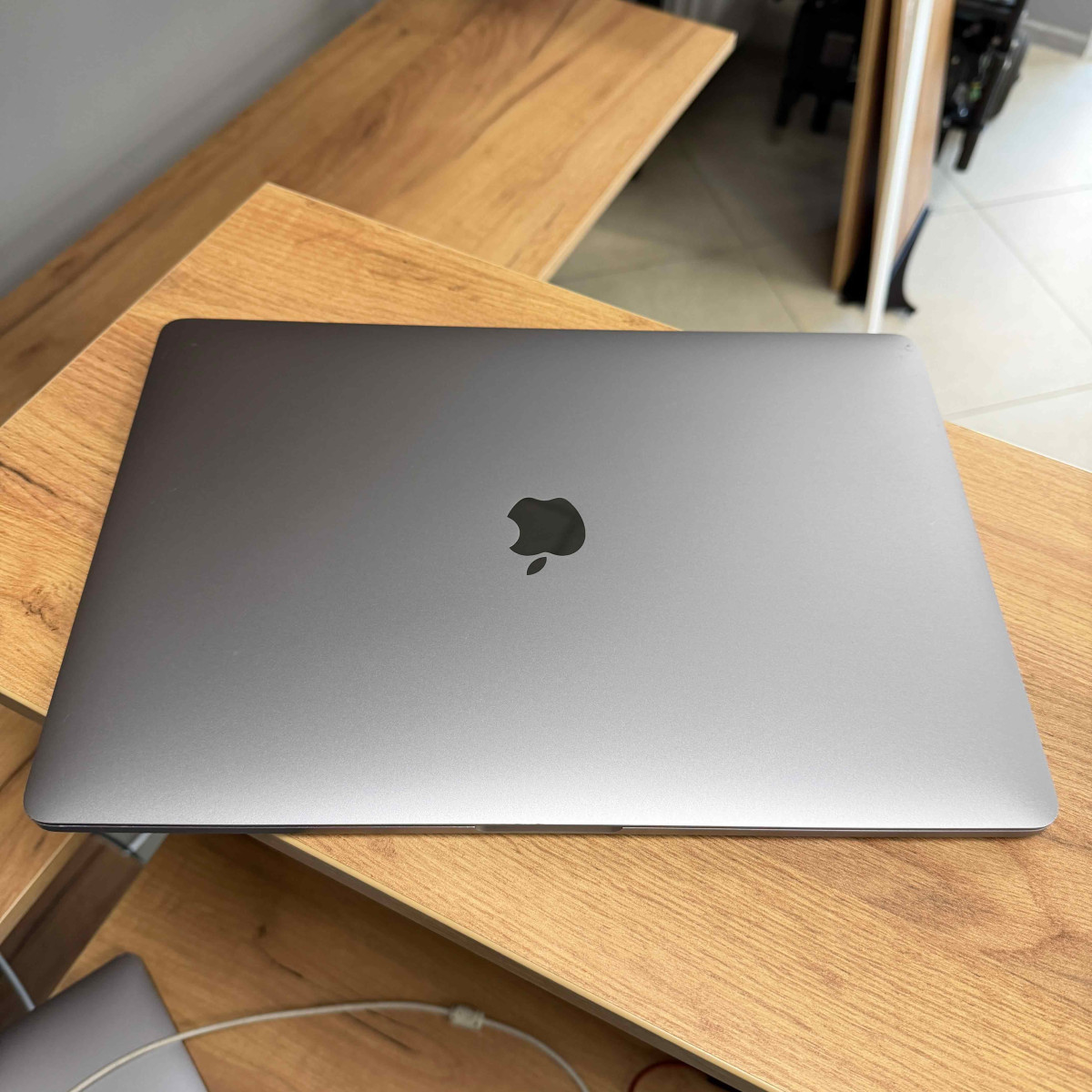 Ультрабук Apple A1990 MacBook Pro, Touch Bar (2019)/ 15.4” (2880×1800) Retina, IPS/ Intel Core i9 (8 ядер/ 16 потоків, до 4.8 ГГц)/ AMD Radeon Pro 560X (на 4 GB)/ 16 GB/ 512 GB SSD (Б\У)