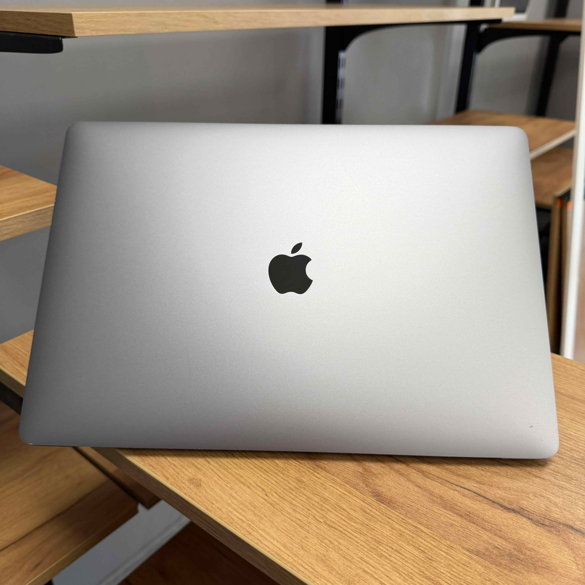 Ультрабук Apple A1990 MacBook Pro, Touch Bar (2019)/ 15.4” (2880×1800) Retina, IPS/ Intel Core i9 (8 ядер/ 16 потоків, до 4.8 ГГц)/ AMD Radeon Pro 560X (на 4 GB)/ 16 GB/ 512 GB SSD (Б\У)